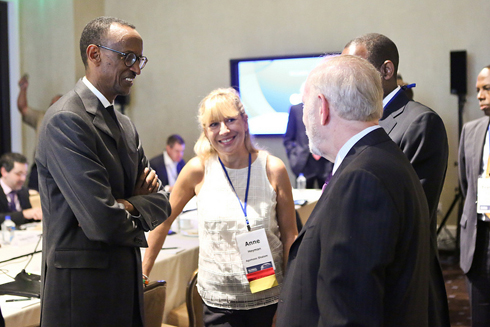 Perezida Kagame aganira na bamwe mu bitabiriye ikiganiro yatanze ku ishiramari muri Afurika.