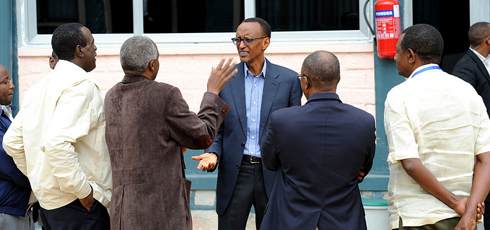 Perezida Kagame aganira na bamwe mu bayobozi bitabiriye umwiherero wa 10 w