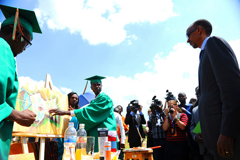 Perezida kagame yewekwa ubugeni abanyeshuri bigira mu Agahozo Shalom bakabibangikanya n