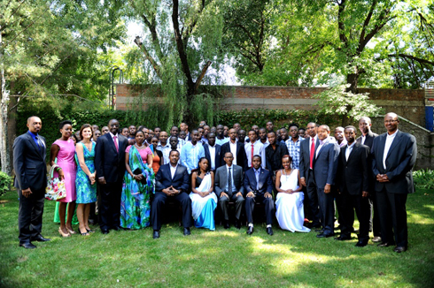 Perezida Kagame yakiriwe n'Abanyarwanda biga mu Peking University n'abandi baba ahandi mu Bushinwa.