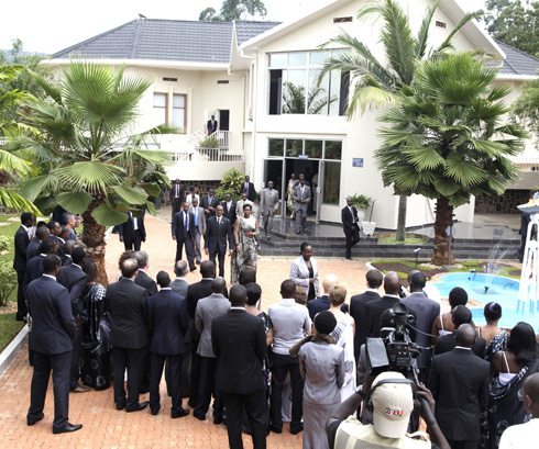 Perezida Kagame n'umufasha we bakiriwe n'abantu benshi baje gutangiza ibikorwa byo kwibuka ku nshuro ya 19 Jenoside yakorewe Abatutsi.