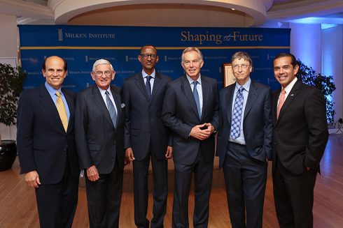 Perezida Kagame hamwe na Michael Milken, Bill Gates, Hon. Tony Blair na Antonio Villaraigosa uyobora umujyi wa Los Angeles.