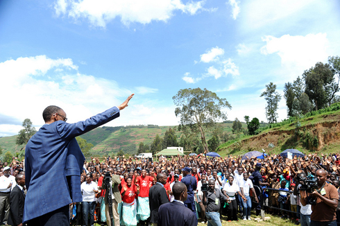 Abaturage benshi bitabiriye igikorwa cyo gushyira ibuye fatizo ahazubakwa ingoro ku Murindi. 