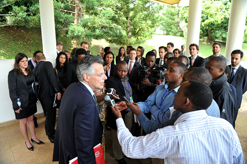 Uwari uyoboye abo banyeshuri aganira n'abanyamakuru.