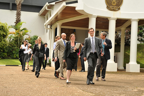 Abanyeshuri biga muri Stanford University basohotse mu biro bya Perezida Kagame.