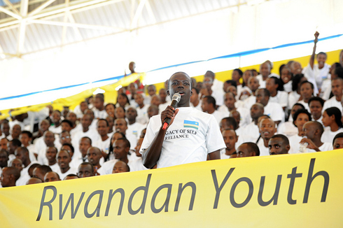 Umunyeshuri abaza Perezida Kagame ikibazo.