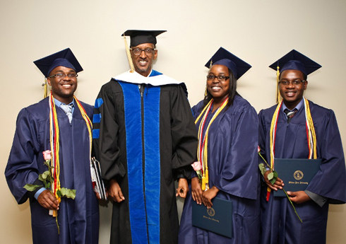 Perezida Kagame hamwe n;abanyeshuri b