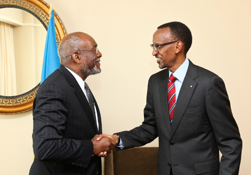 Perezida Kagame na Ambasaderi Johnnie Carson