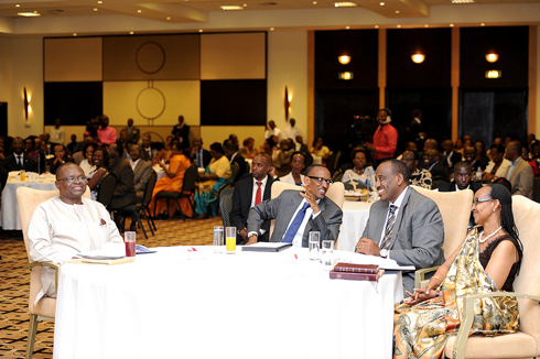 Perezida Kagame aganira na Prof.Vincent Chinedum Anigbogu (ibumoso) na Gedeon Rudahunga (Visi Perezida wa Rwanda Leaders Fellowship)