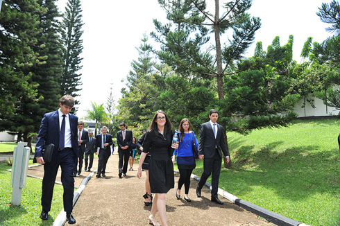 Abanyeshuri bo muri Stanford University ubwo bari bageze muri Village urugwiro.