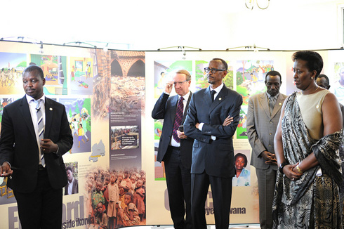 Perezida Kagame n'umufasha we berekwa icyumba cy'amahoro kiri mu rwibutso rwa jenoside rwa Gisozi.