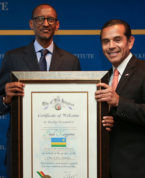 Umuyobozi w'umujyi wa Los Angeles ahereza Perezida Kagame icyemezo ko yitabiriye inama.