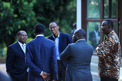 Perezida Kagame aganira n'abandi bayobozi.