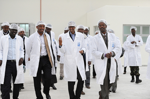 Perezida Kagame hamwe n'abandi bayobozi batembera mu ruganda rutunganya imyumbati yahaye abaturage ba Ruhango