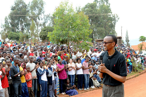 Nyuma y'umuganda, Perezida Kagame yaganiriye n'abari bitabiriye umuganda i Rebero.