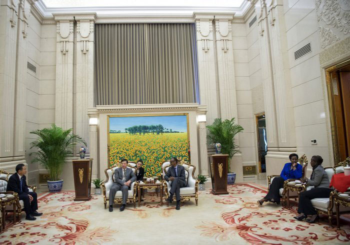 Perezida Kagame na Madame Jeannette Kagame bagiranye ikiganiro n'Abayobozi b'Ubushinnwa babakiriye