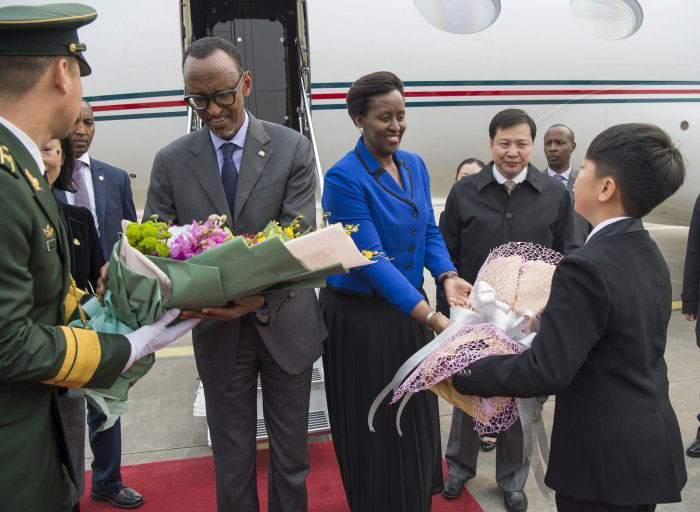 Perezida Kagame na madame Jeannette Kagame bakirwa ku kibuga cy'indege cya Beijing