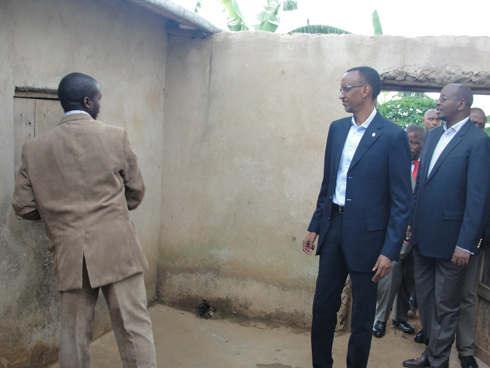 Perezida Kagame yigereye kwa Uzabakiriho mu rugo kwirebera ibyo yagezeho.