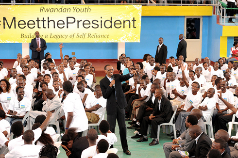 Perezida Kagame yakira ibibazo by'abanyeshuri.