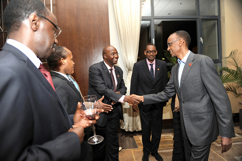 Madamu Fatuma Kalume ashyikiriza Perezida Kagame impano y