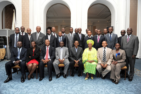 Perezida Kagame iyo yasuye abaturage aganira nabo ndetse akanasubiza bimwe mu bibazo bafite