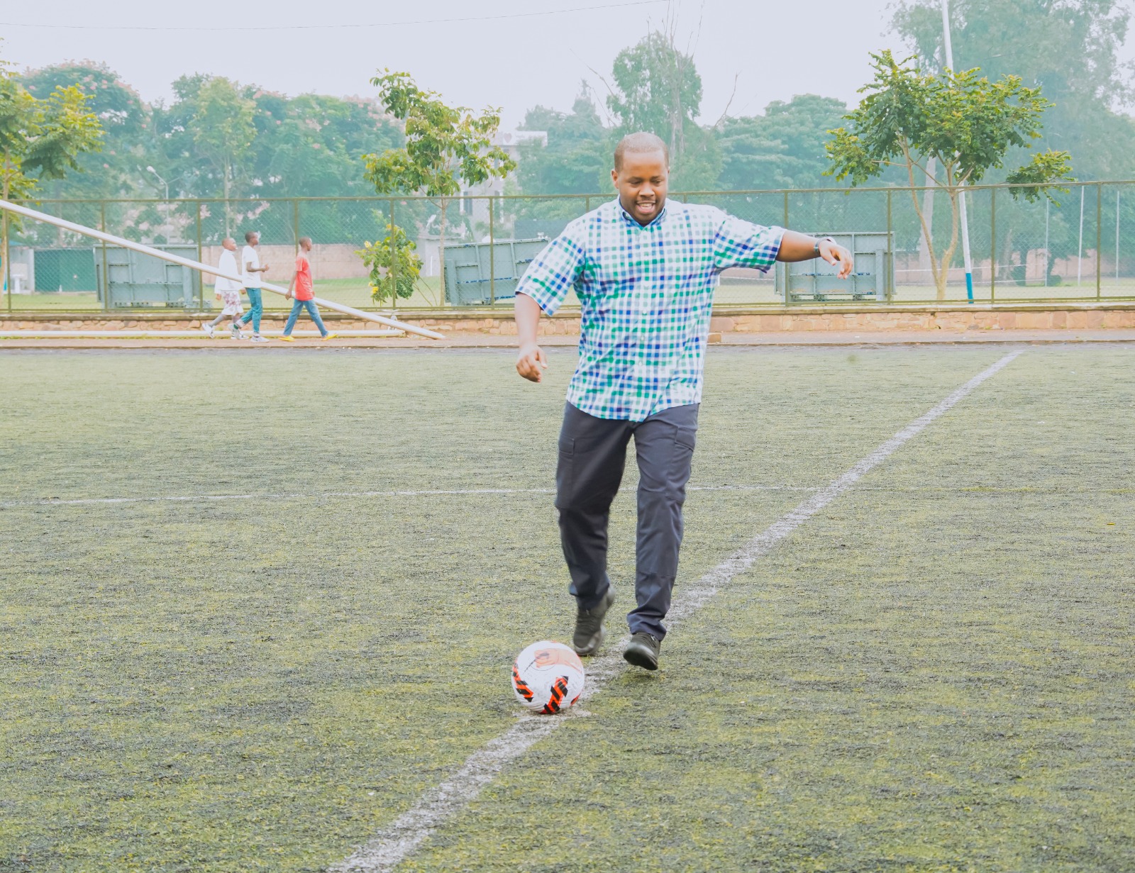 Umuyobozi w'Umujyi wa Kigali, Samuel Dusengiyumva atangiza umukino