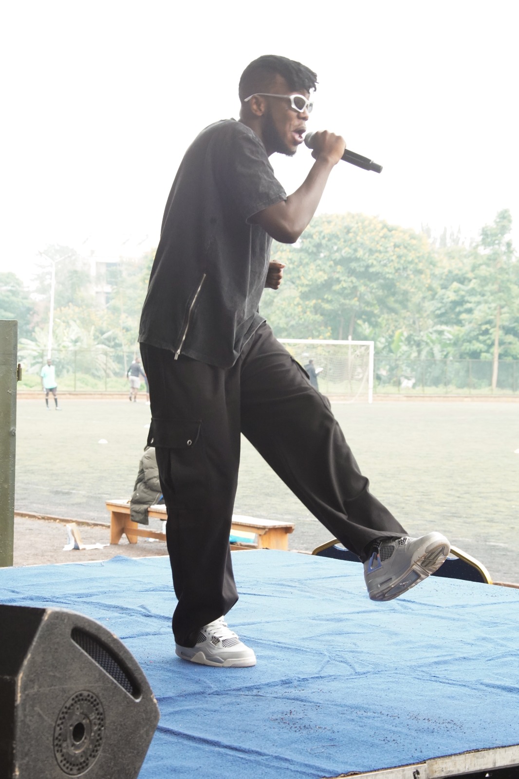 Umuhanzi Chriss Eazy asusurutsa abitabiriye iyi mikino