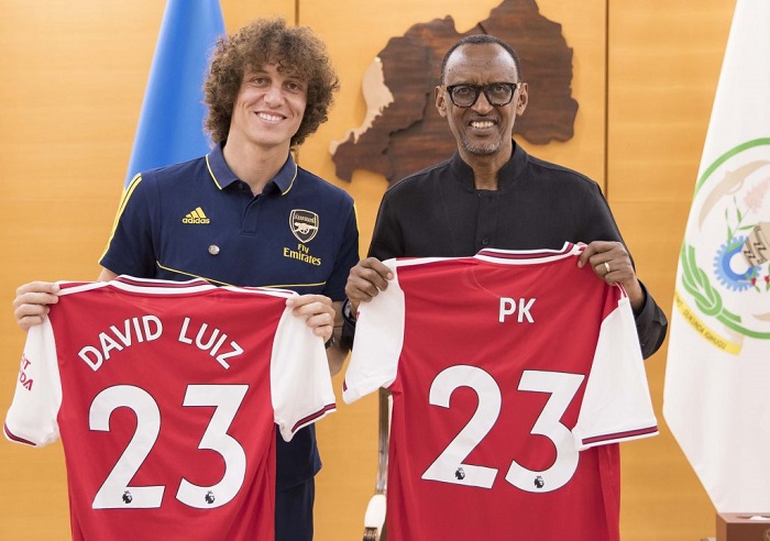 Perezida Kagame asanzwe ari umufana ukomeye wa Arsenal. Aha yari kumwe n'umukinnyi David Luiz wari mu Rwanda tariki 11 Ukwakira 2019