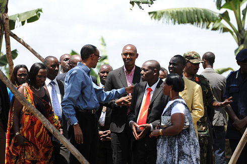 Perezida Kagame hamwe n'abandi bayobozi basuye umuhinzi mworozi w'icyitegererezo mu karere ka Gatsibo