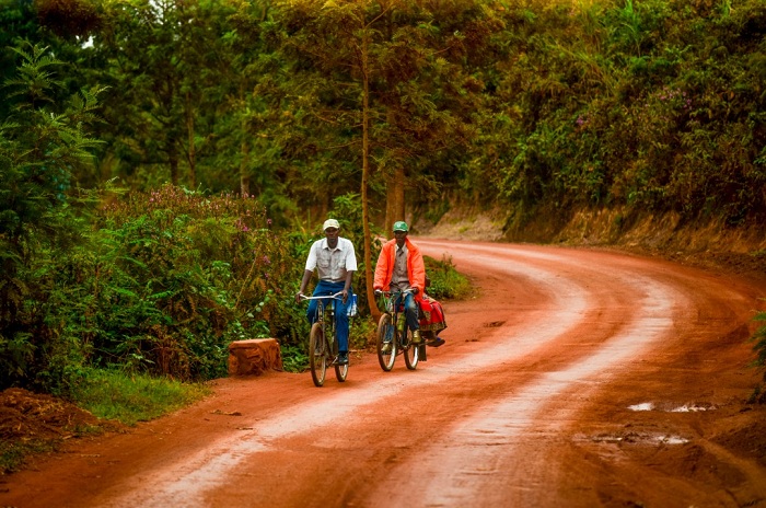 Bakorewe umuhanda mwiza uborohereza ingendo no guhahirana n'utundi turere mu gihe bagitegereje ko umuhanda ushyirwamo kaburimbo