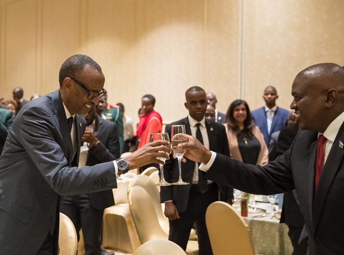 Perezida Kagame na mugenzi we wa Botswana barasangiye mbere yo gusoza uruzinduko aheruka kuhagirira muri Kamena 2019