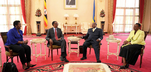 Perezida Kagame n'umufasha we bakiriwe na perezida Museveni n'umufasha we i Kampala.