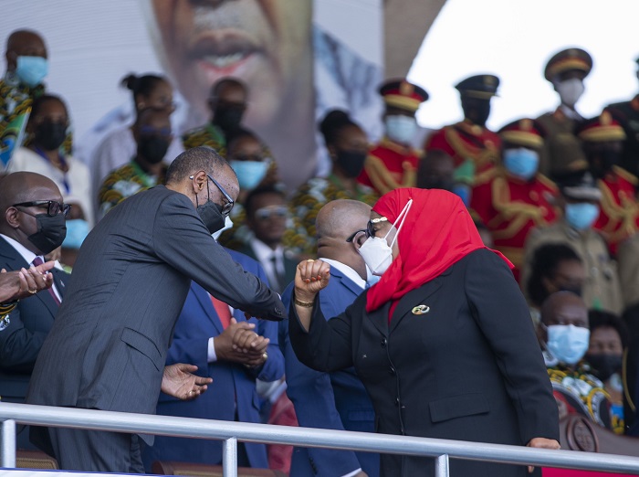 Perezida Kagame asuhuzanya na Perezida Samia Suluhu wa Tanzania