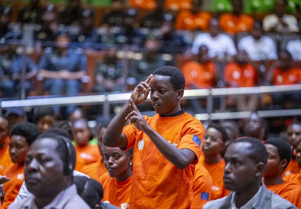 Umwe mu bafite ubumuga yakoresheje ururimi rw'amarenga, asaba ko abafite ubumuga bakwemererwa kujya mu gisirikare