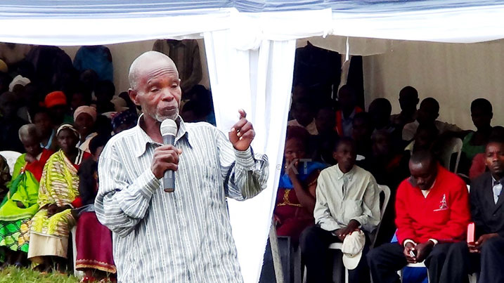 Umusaza Kageruka avuga ko inzu ye imuvira kubera kubura isakaro agasaba guterwa inkunga yo gusanirwa.