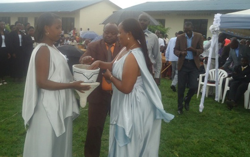 Abaturage bo mu kagari ka Kagugu bari mu muhango wo kuremera umukecuru warokotse Jenoside utishoboye.