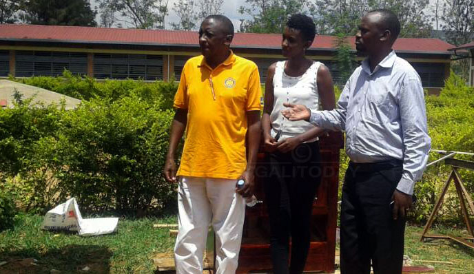 Miss Kalimpinya ari kumwe na se (wambaye umuhondo) bari muri TSS Nyamata 