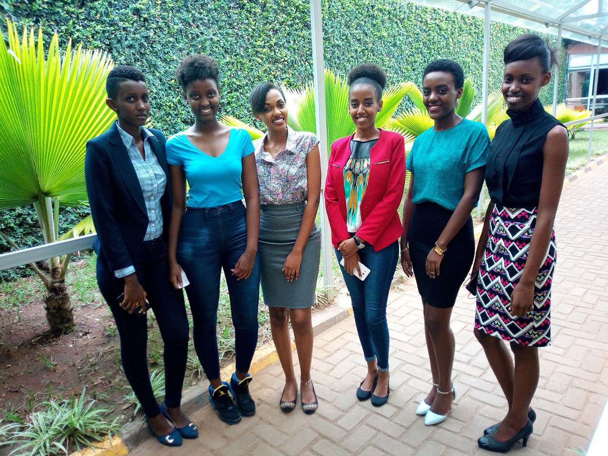 Miss Kalimpinya (ku ruhande ibumoso) ari kumwe na bagenzi be bahatiniye ikamba rya Miss Rwanda 2017 barimo Miss Shimwa Guelda wabaye igisonga cya mbere (uwa kabiri uturutse ibumoso) na Miss Umutesi Nadia wabaye Miss Photogenic (uwa gatatu uvuye ibumoso) 