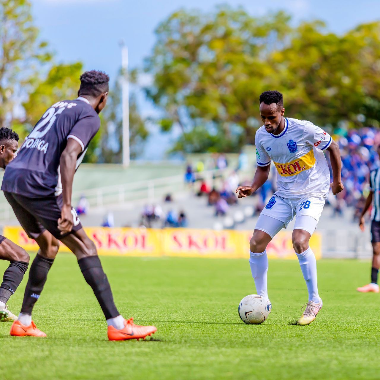 Kalisa Rashid wa Rayon Sports agenzura umupira