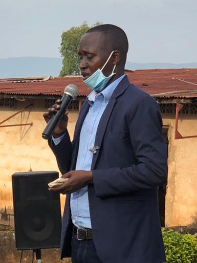 Kalisa uhagaze iruhande rw'inzu bari bihishemo avuga ko bahahuriye n'ingorane zikomeye, icyakora we abasha kurokoka