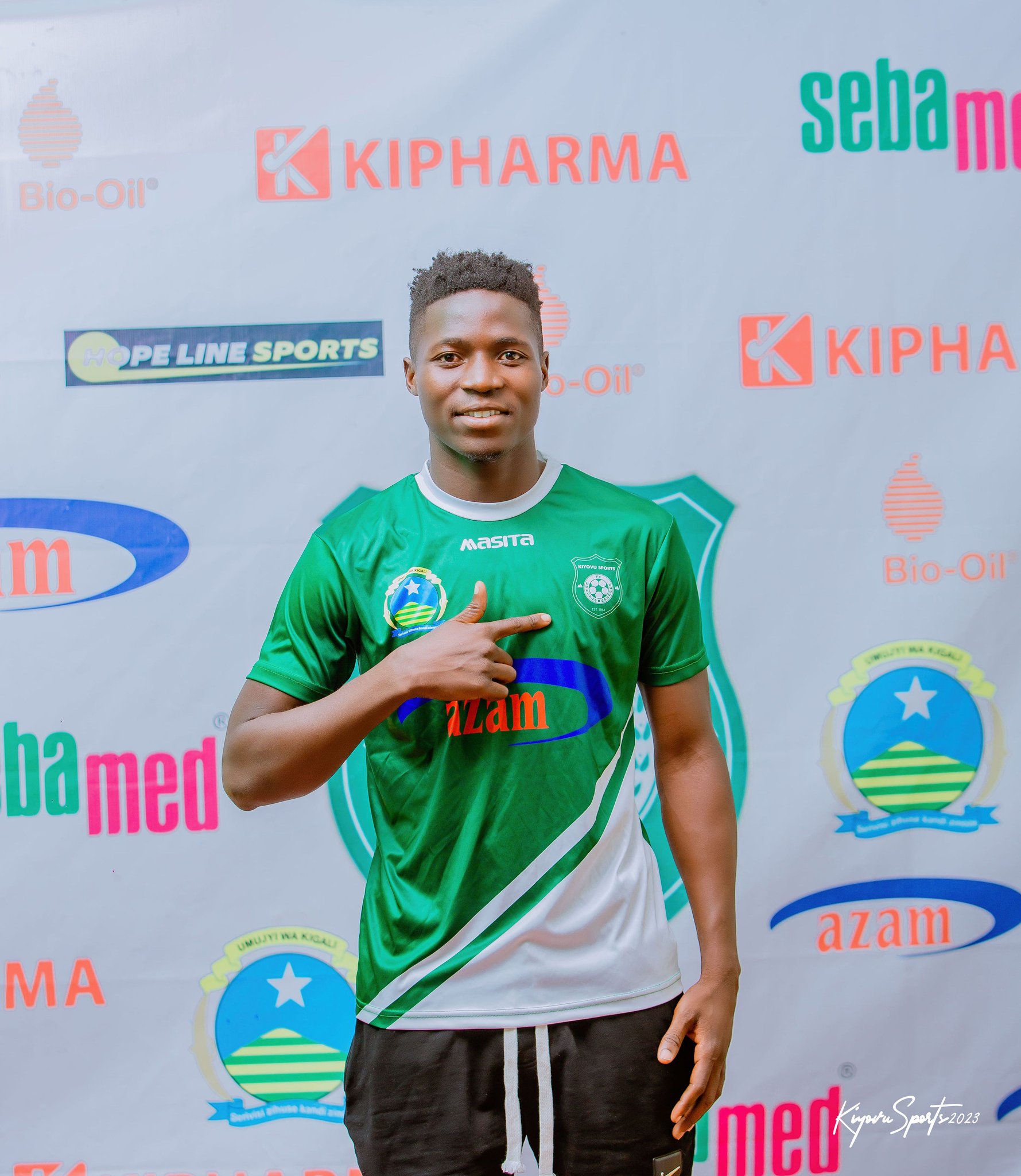 Umugande Kalumba Brian na we yasinye amasezerano y'imyaka itatu muri Kiyovu Sports