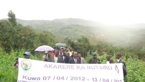 Minisitiri Kamanzi mu rugendo rwo kwibuka abazize Jenoside mu Rutsiro