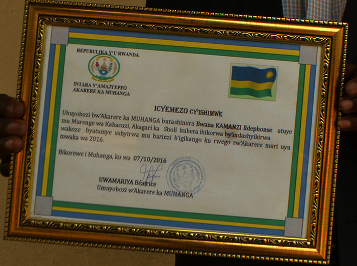 Icyemezo cy'ishimwe yahawe agirwa Umurinzi w'Igihango ku rwego rw'akarere