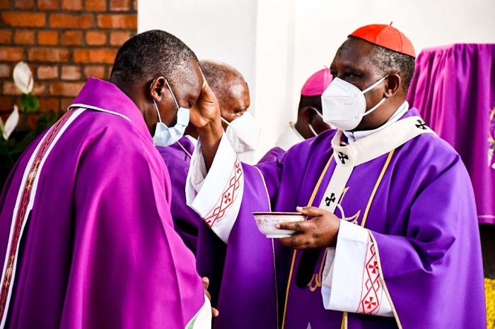Antoine Cardinal Kambanda asiga ivu Musenyeri Musengamana Papias uherutse gutorerwa kuyobora Diyosezi ya Byumba