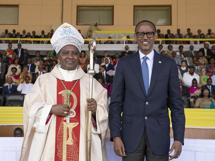 Perezida Kagame aha yari yitabiriye umuhango wo kwimika Musenyeri Antoine Kambanda wari wagizwe Arkiyepiskopi wa Kigali (ifoto yo mu bubiko)