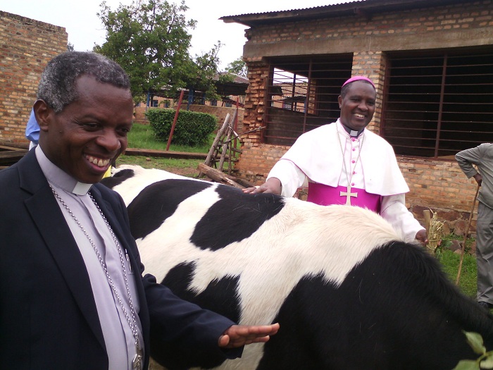 Aba bashumba bombi baherewe ubusaseridoti umunsi umwe, basanzwe bagabirana inka