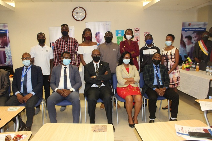 Ubuyobozi bwa Kaminuza ya Kigali n'abayobozi b'abanyeshuri basoje manda