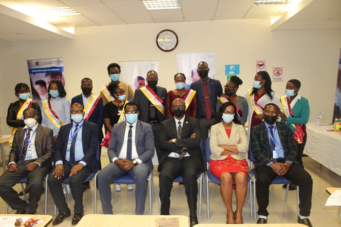 Ubuyobozi bwa Kaminuza ya Kigali n'abayobozi b'abanyeshuri batangiye manda nshya bafashe ifoto y'urwibutso