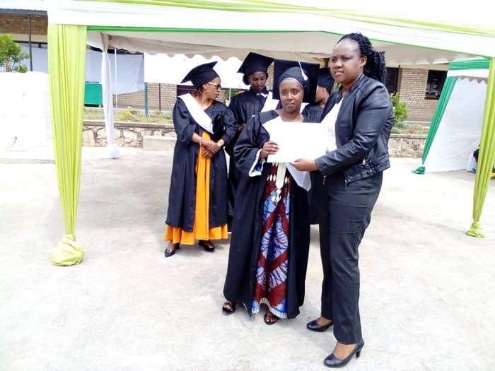 Umuyobozi ushinzwe imibereho myiza y'abaturage mu Karere ka Kamonyi Uwiringira Marie Josée yari yaje kwifatanya n'abarangije imyuga