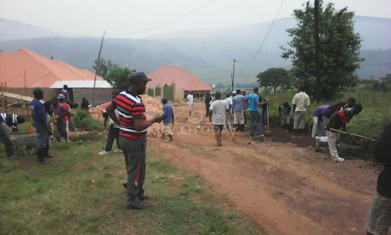 Kamonyi bakoze umuganda wo gusibura imihanda 
